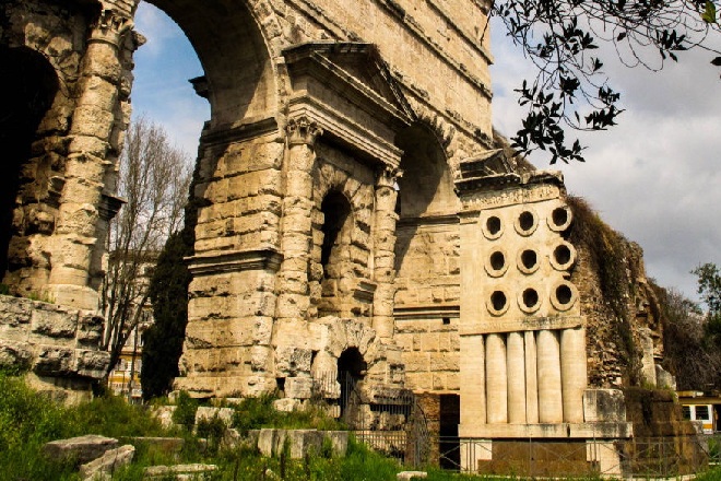 Lavori notturni sulla sede tranviaria di Porta Maggiore
